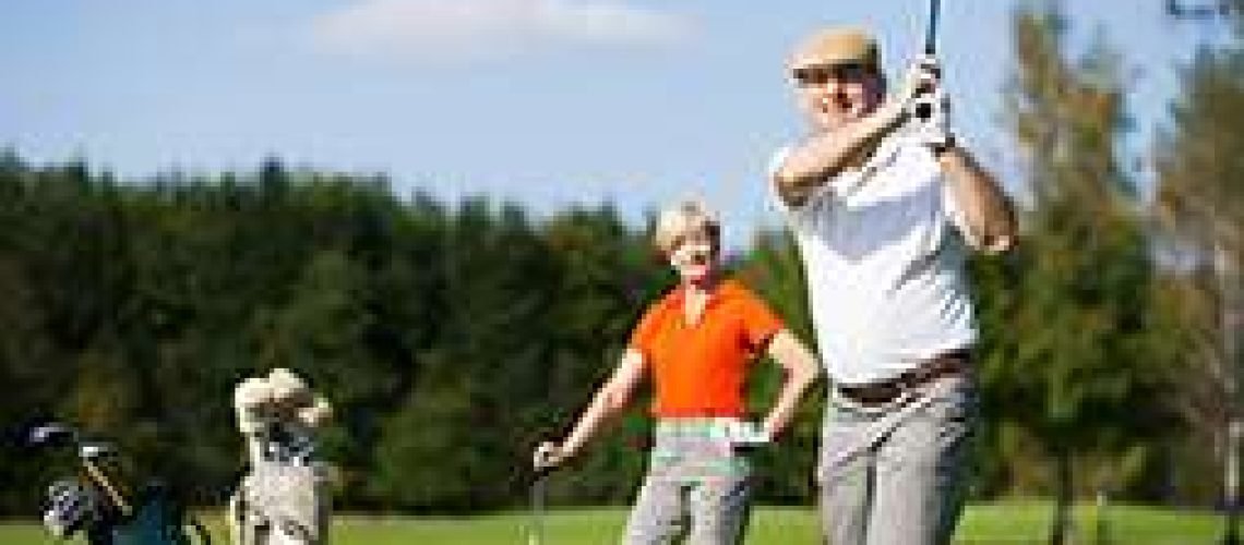 Couple-golfing-2