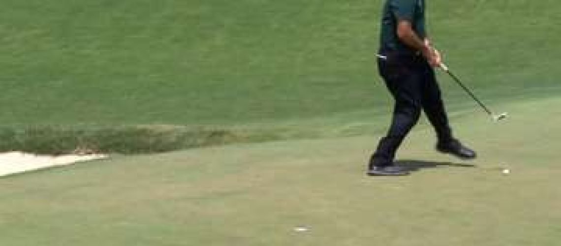 Phil-Mickelson-putting-at-2018-U